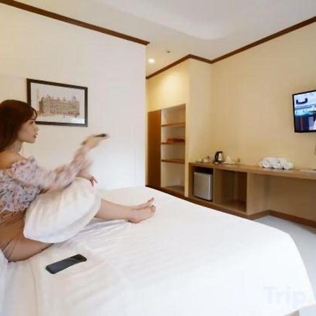Thada Chateau Hotel Бурирам Екстериор снимка