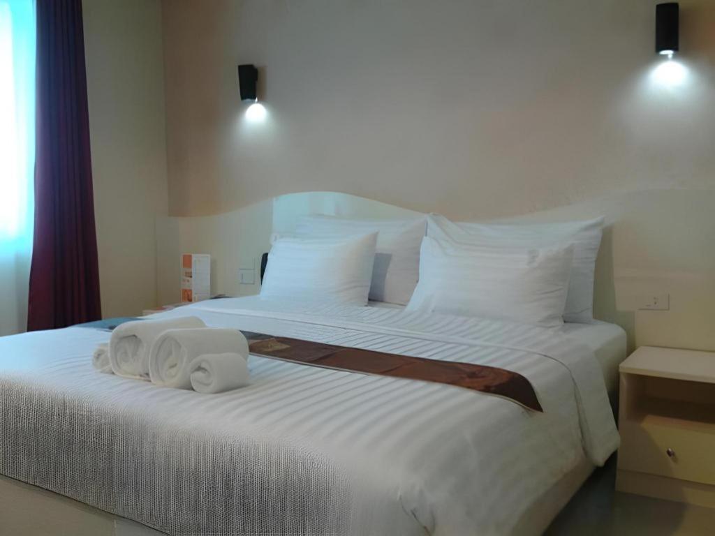 Thada Chateau Hotel Бурирам Екстериор снимка