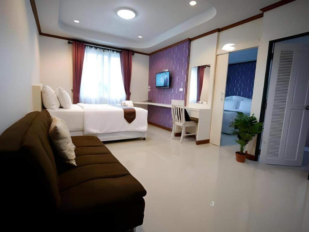 Thada Chateau Hotel Бурирам Екстериор снимка