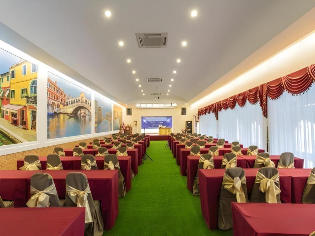 Thada Chateau Hotel Бурирам Екстериор снимка