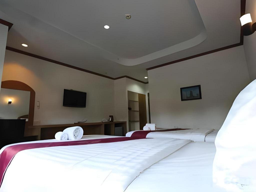 Thada Chateau Hotel Бурирам Екстериор снимка