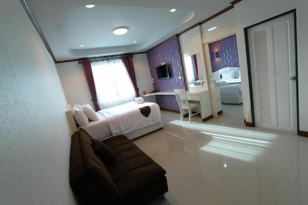 Thada Chateau Hotel Бурирам Екстериор снимка