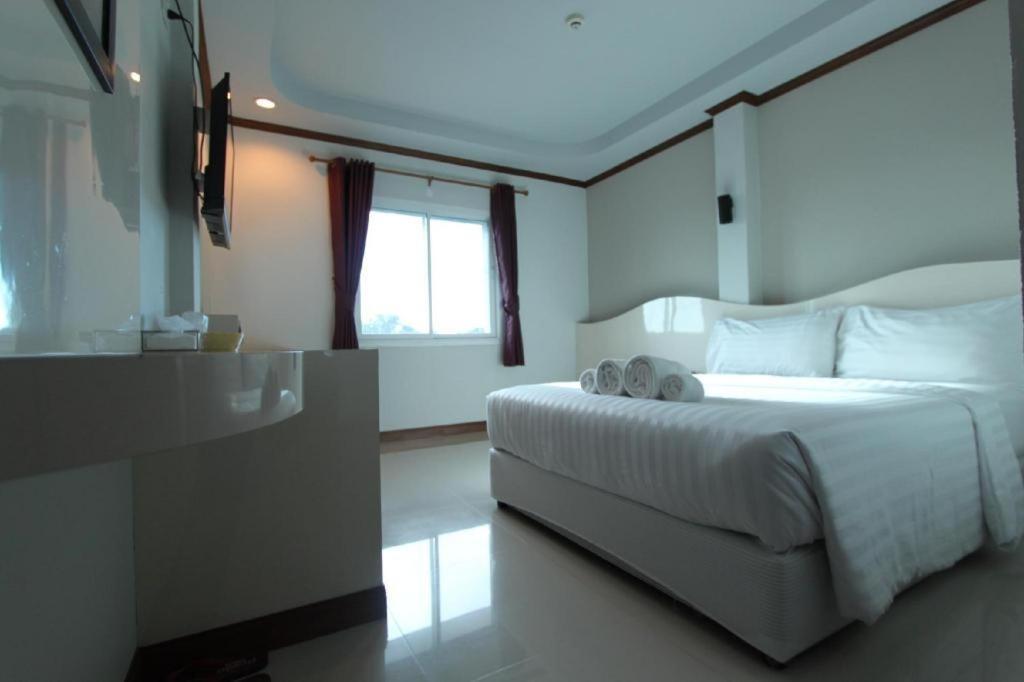 Thada Chateau Hotel Бурирам Екстериор снимка