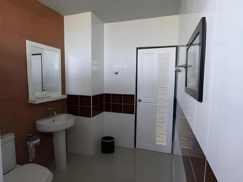 Thada Chateau Hotel Бурирам Екстериор снимка