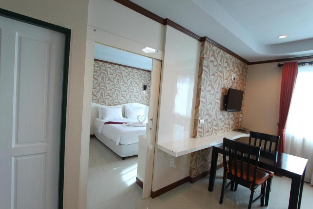 Thada Chateau Hotel Бурирам Екстериор снимка