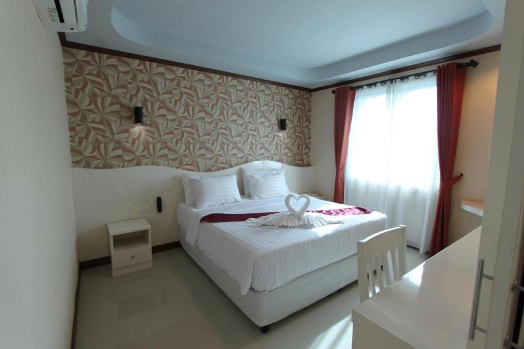 Thada Chateau Hotel Бурирам Екстериор снимка