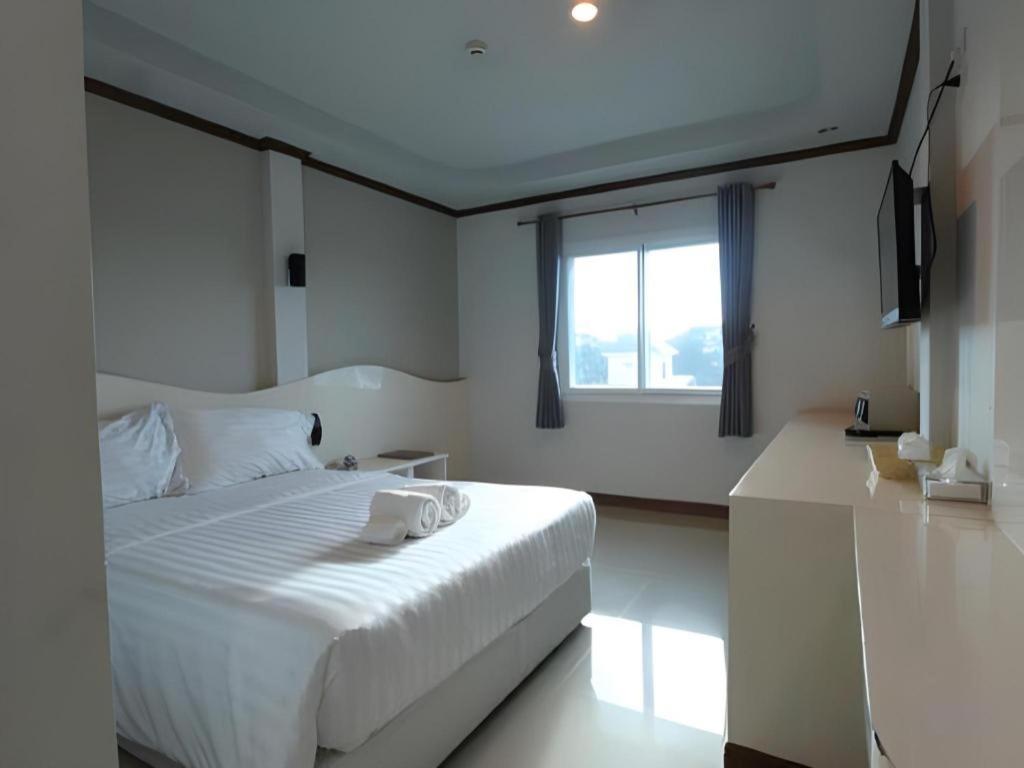 Thada Chateau Hotel Бурирам Екстериор снимка