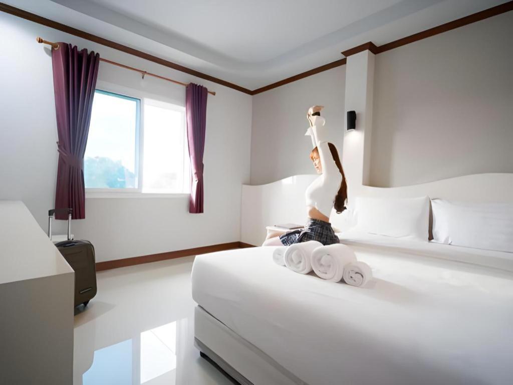 Thada Chateau Hotel Бурирам Екстериор снимка