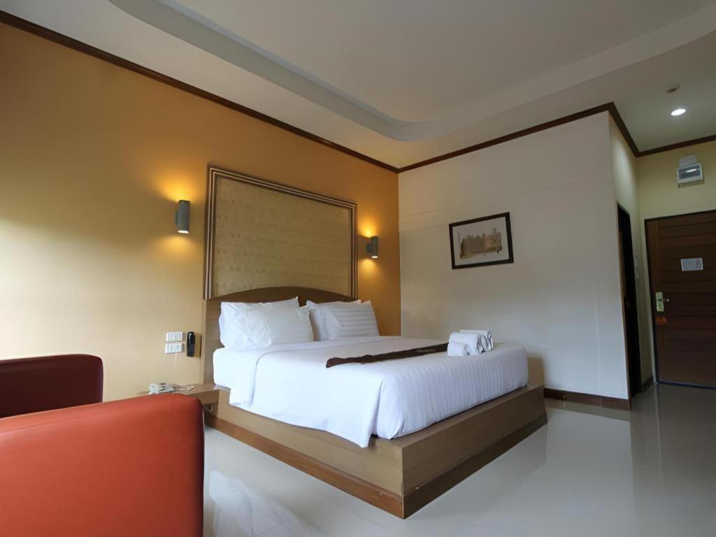 Thada Chateau Hotel Бурирам Екстериор снимка