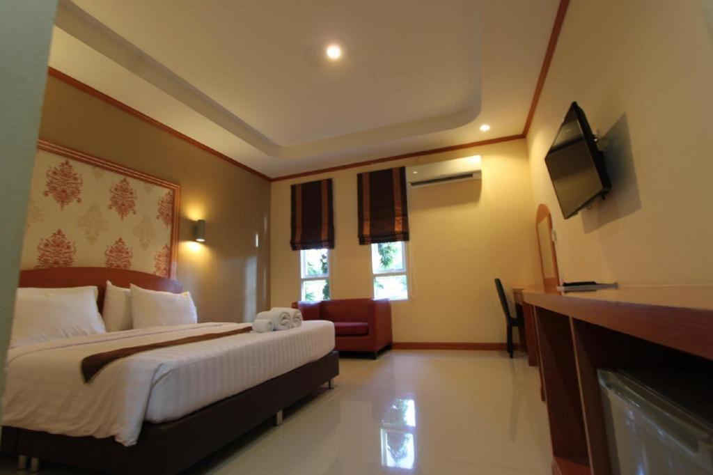 Thada Chateau Hotel Бурирам Екстериор снимка